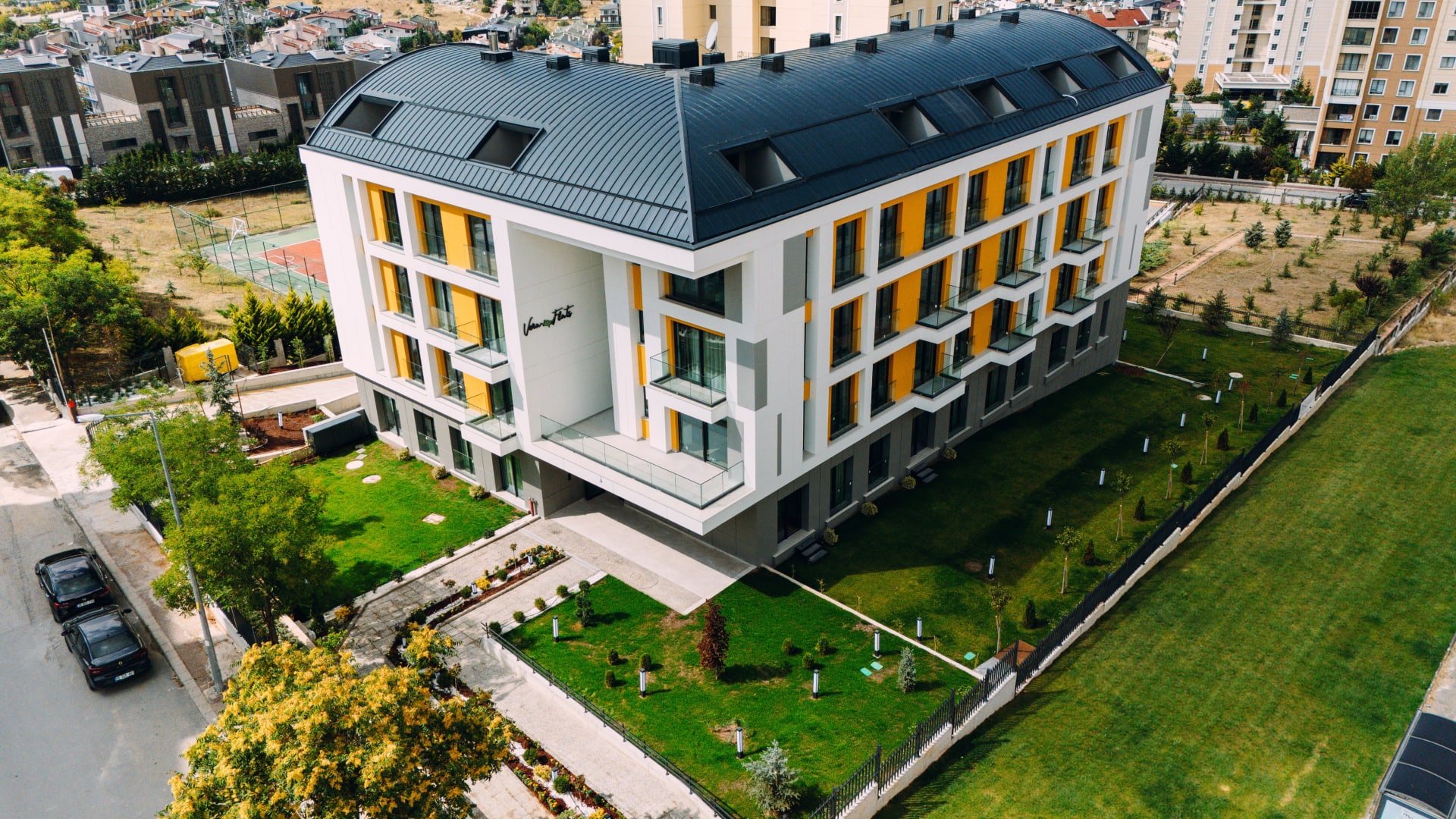 Vera Flats giriş cephesi ve peyzajlı bahçesi, havadan çekim