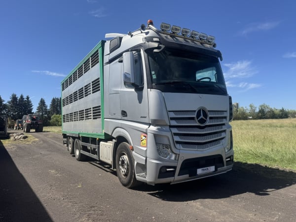 Bétaillère MERCEDES 2551 6X2*4 Carrosserie GUITTON — photo 3