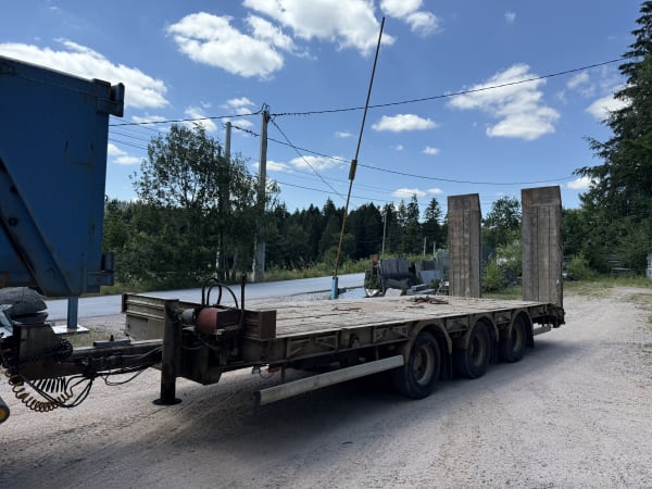 REMORQUE ROBUSTE KAISER PORTE ENGINS 3 essieux  — photo 2