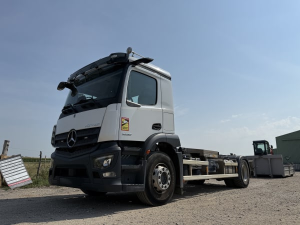 MERCEDES ACTROS 1830 AMPLIROLL / BRAS L 4x2 Vendu avec benne