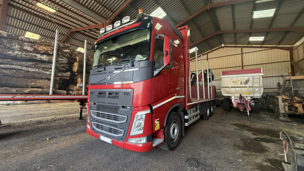 Ensemble Porteur plateau forestier VOLVO FH540 + Remorque plateau SAMRO