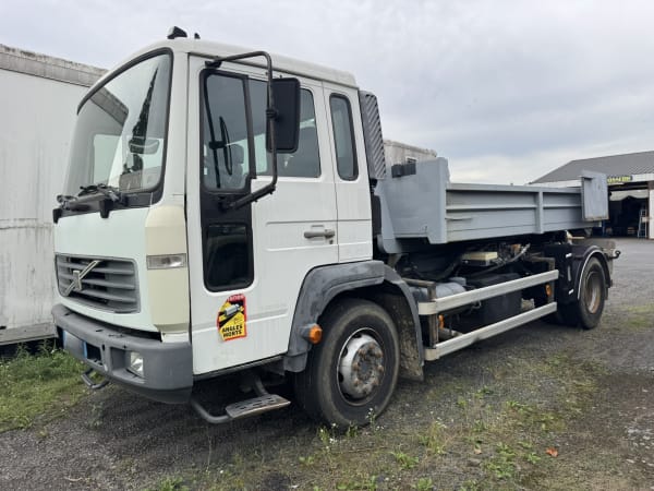 VOLVO CAMION PLATEAU POLYBENE — photo 2