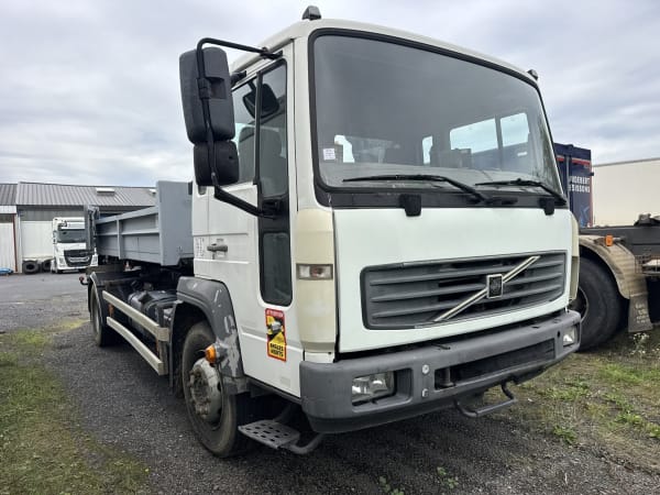 VOLVO CAMION PLATEAU POLYBENE — photo 3