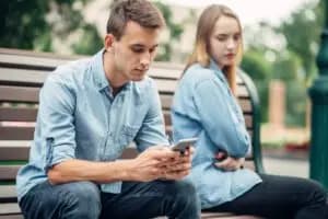 An image showing a couple arguing, indicating that situationships are toxic