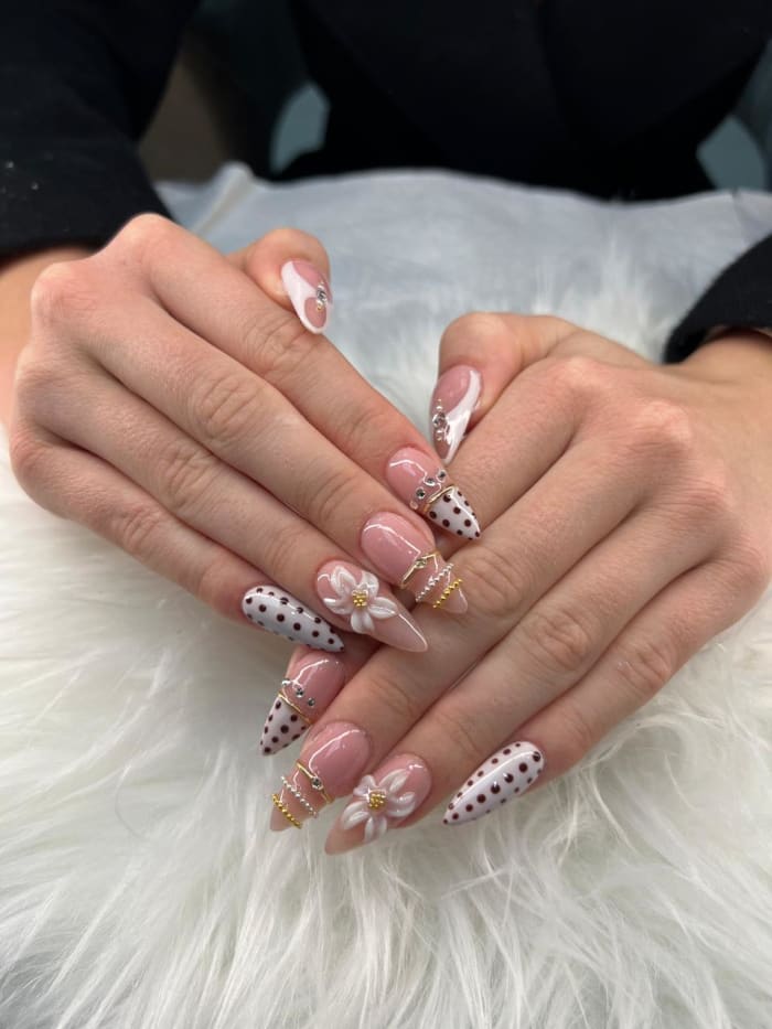 Lin nail artist almond nail set