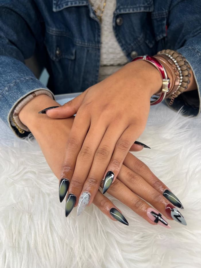 Lin nail artist almond nail set