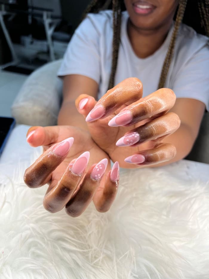 Lin nail artist almond nail set