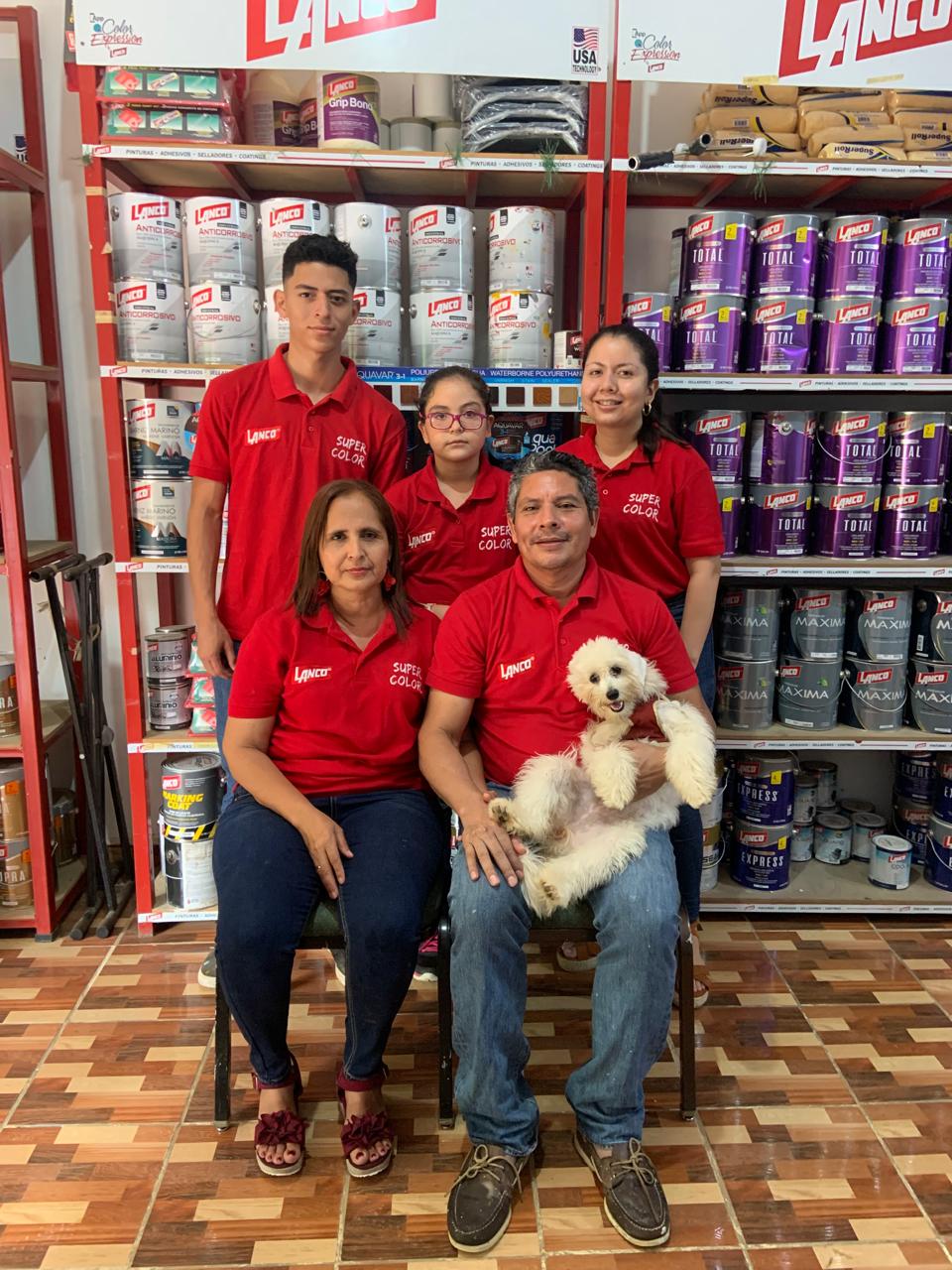 La familia detrás de Súper Color, en la tienda de Danlí