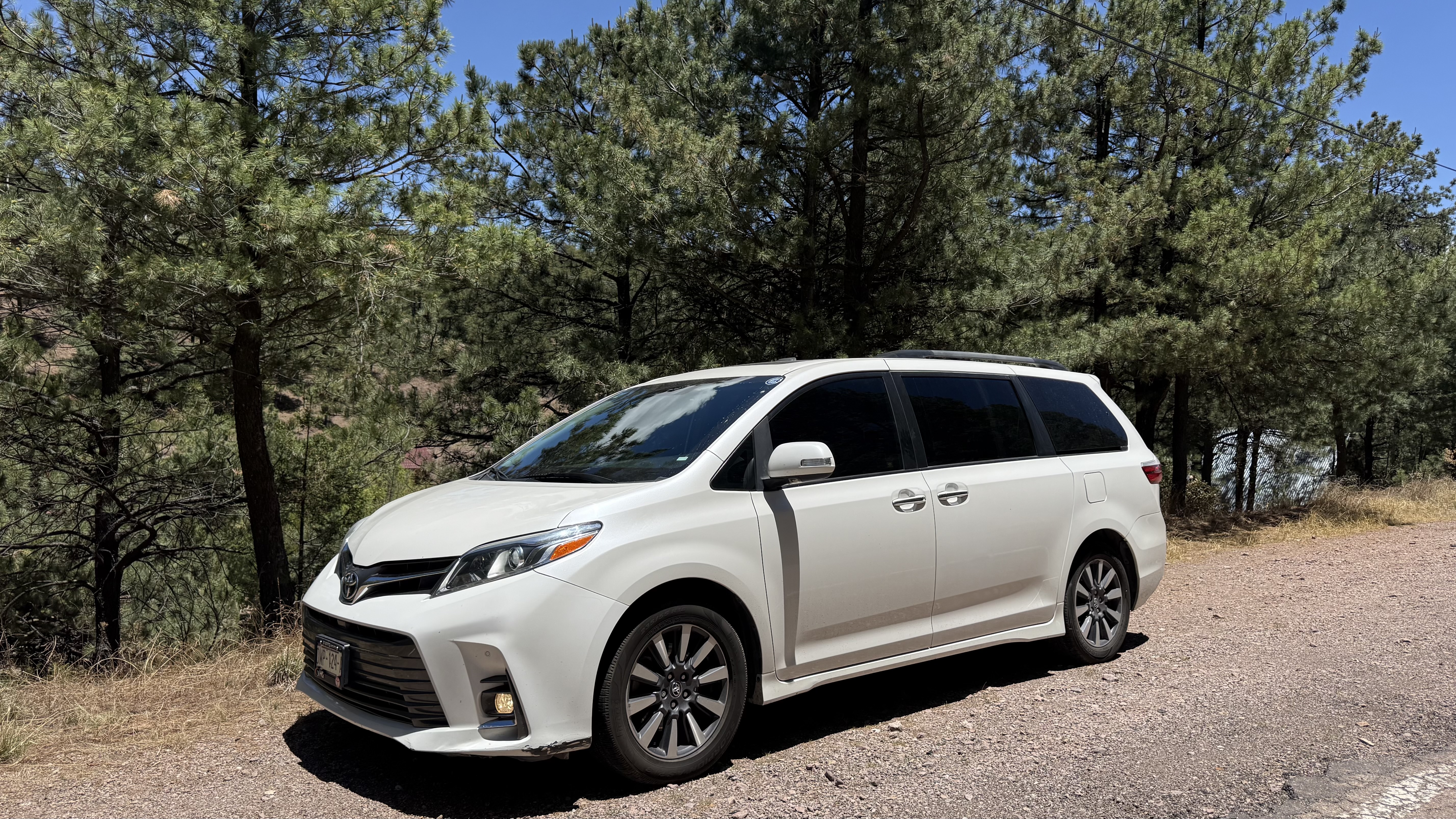 Minivan ejecutiva Toyota Sienna blanca de la flota C&C Connect Company