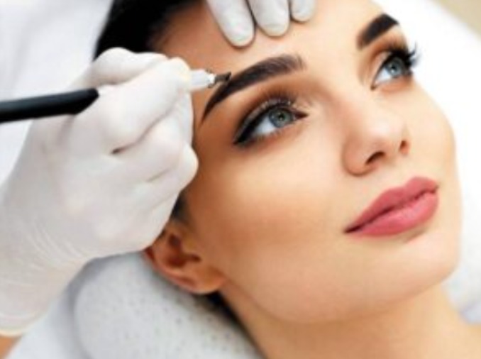 Procedimiento de microblading realizado en cejas