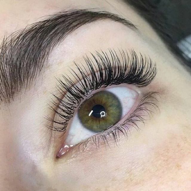 Pestañas con acabado definido en Toque Perfecto