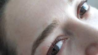 Sombreado de cejas en Toque Perfecto