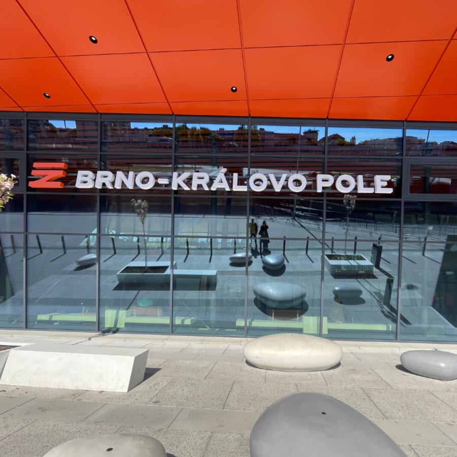 Nádraží Královo Pole — mytí skleněné fasády, Brno