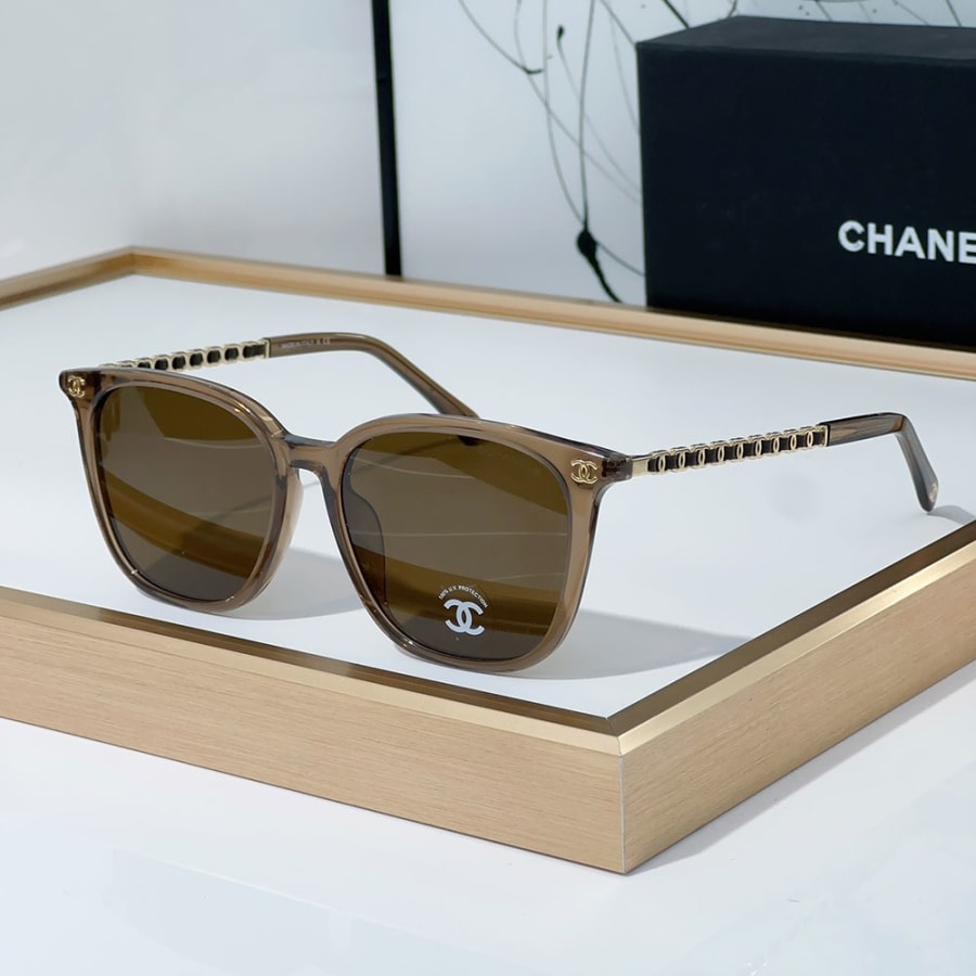 Lunettes de soleil Chanel à monture miroir et logo ajouré, qualité supérieure