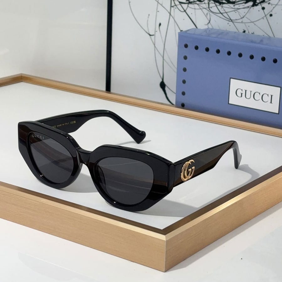 Lunettes de soleil Gucci, modèle Double G, ornées de la signature du fabricant. Qualité supérieure.