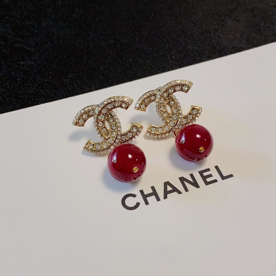 Boucles d'oreilles pendantes Chanel en diamant et perle rouge
