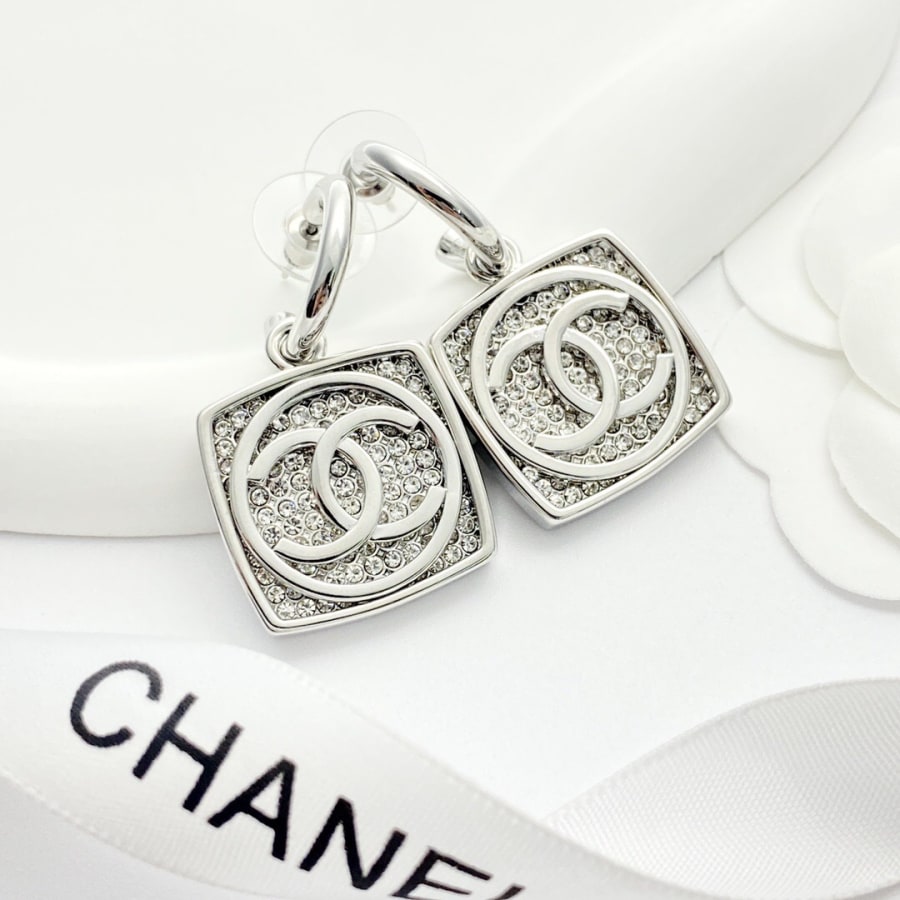 Boucles d'oreilles Chanel en argent et diamants, crochet carré
