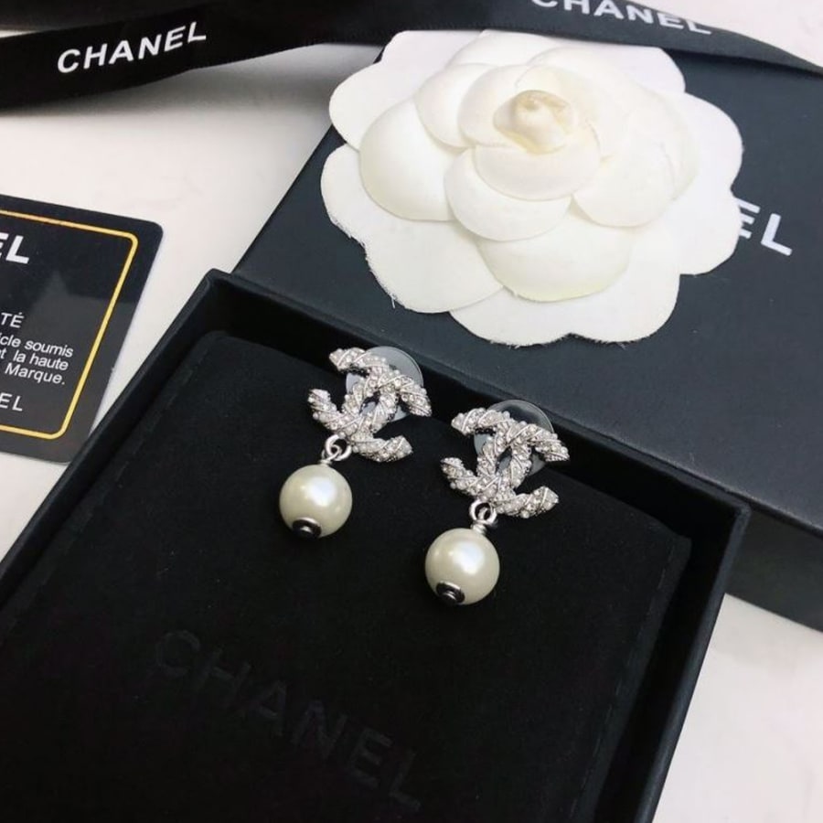 Boucles d'oreilles pendantes en perles Chanel