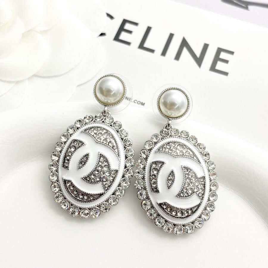 Boucles d'oreilles ovales Chanel avec pendentif perle, argent et diamants