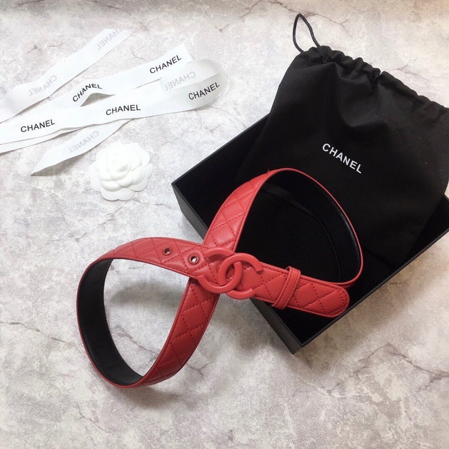 Ceinture Chanel matelassée rouge, boucle double C, 30 mm