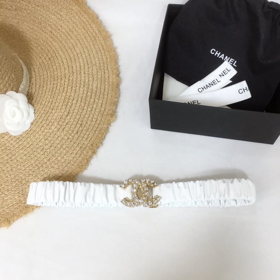 Ceinture Chanel en velours blanc, boucle double C, métal doré, strass, 30 mm