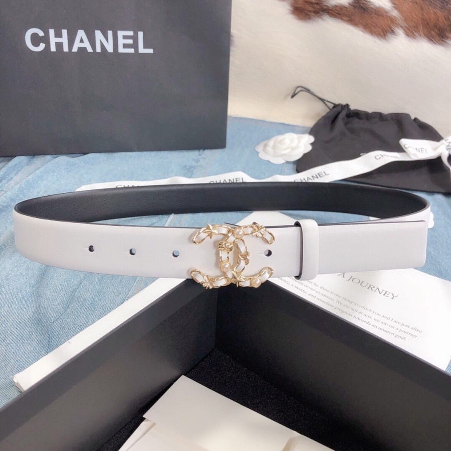 Ceinture Chanel blanc, boucle double C, métal doré, 30 mm