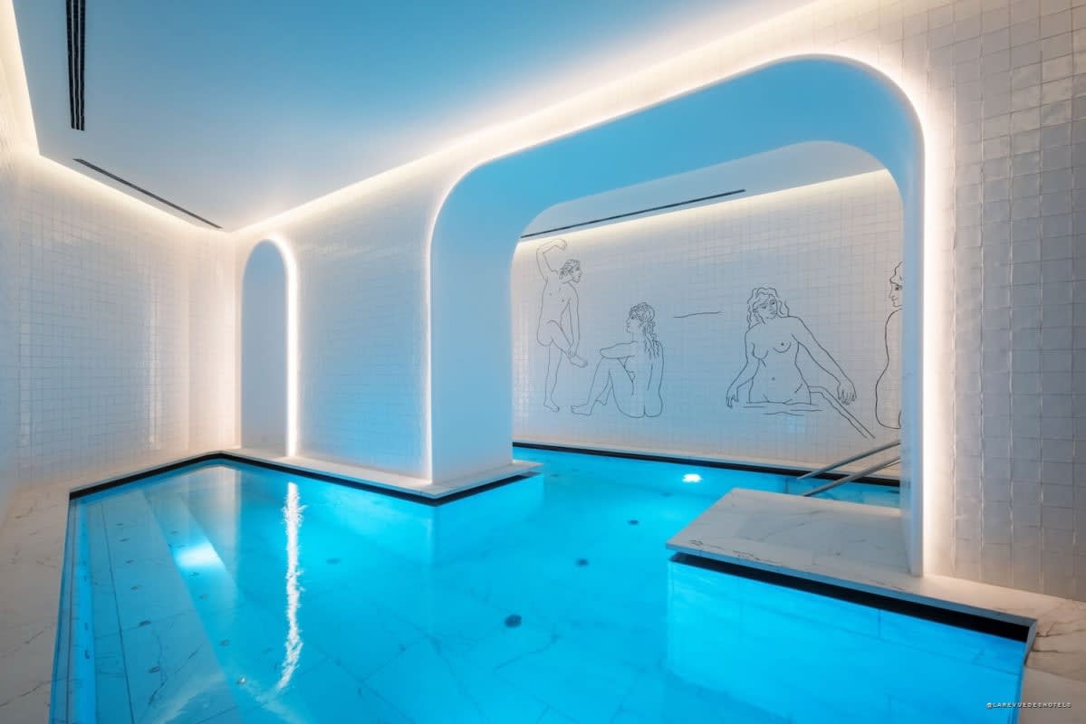 La piscine intérieure voûtée du spa de l'Áurea Palacio de la Tinta à Malaga