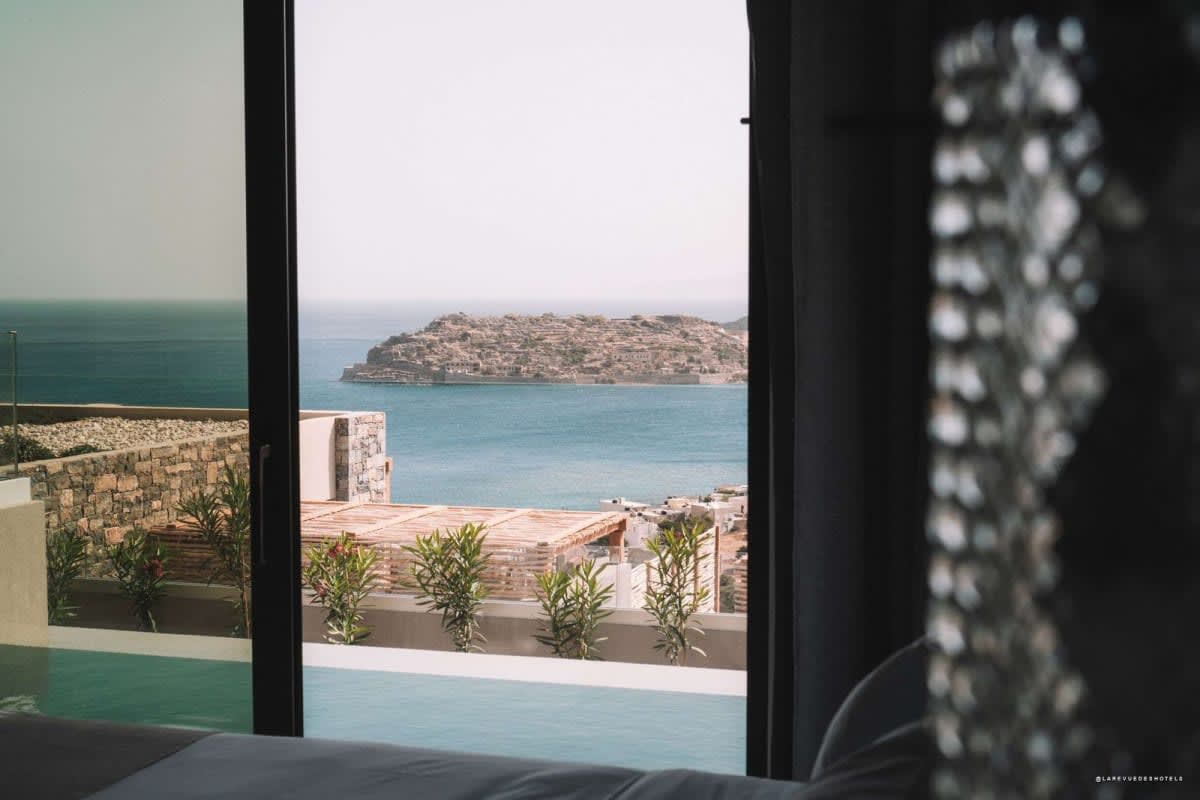 La vue sur la baie de Plaka depuis une suite duplex du Cayo Exclusive Resort