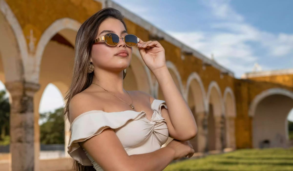 Mulher usando óculos de sol