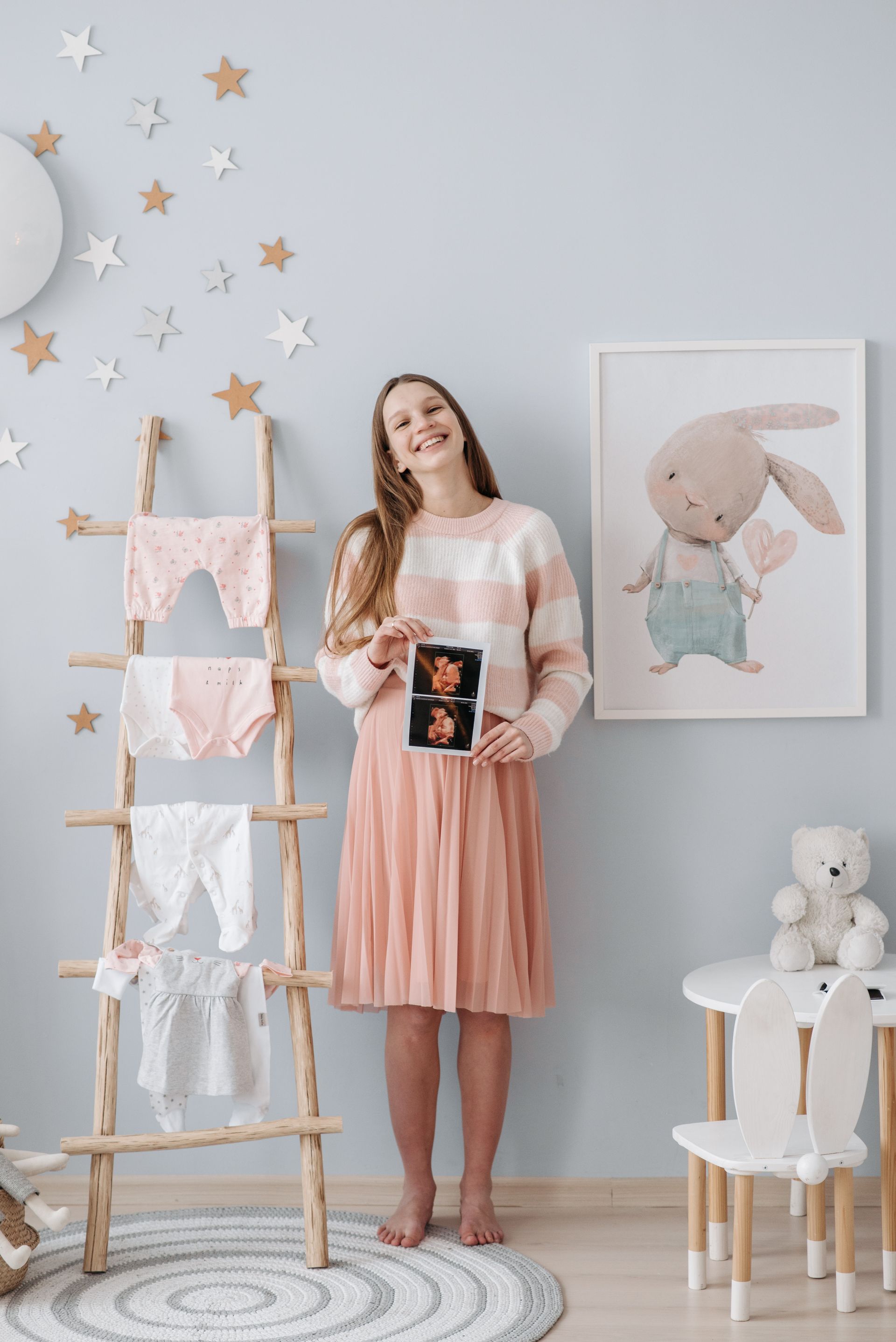 Baby und Eltern in einem liebevollen Familienmoment