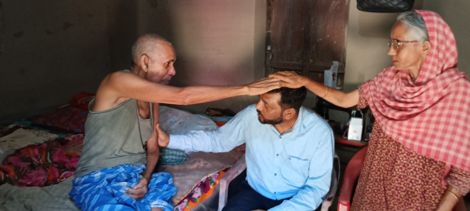 অসহায় বৃদ্ধ দম্পতির বাড়ি ছুটে গিয়ে খাদ্যসামগ্রী ও সাহায্য তুলে দিলেন আইনজীবী জাকির হোসেন