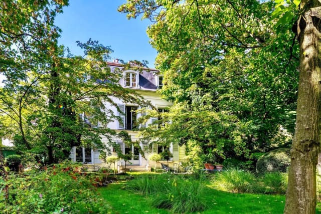 Découvrez l'intérieur du château des Brouillards à Montmartre : une pépite historique en vente !