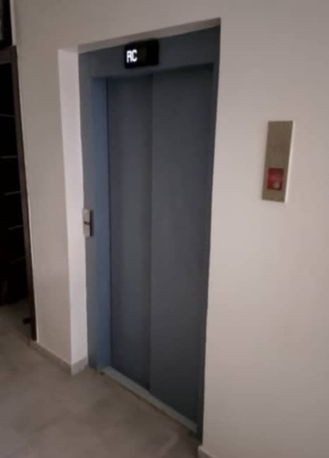 Immeuble Avec Chaque étage a 3 appartements de 2 chambres 3 toilettes 1 salon 1 cuisine équipée  — photo 4