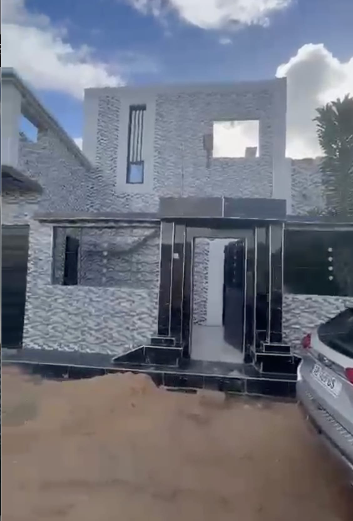 Une villa de 300m2 avec 3 chambres tous avec SDB et salon à NGuékhokh