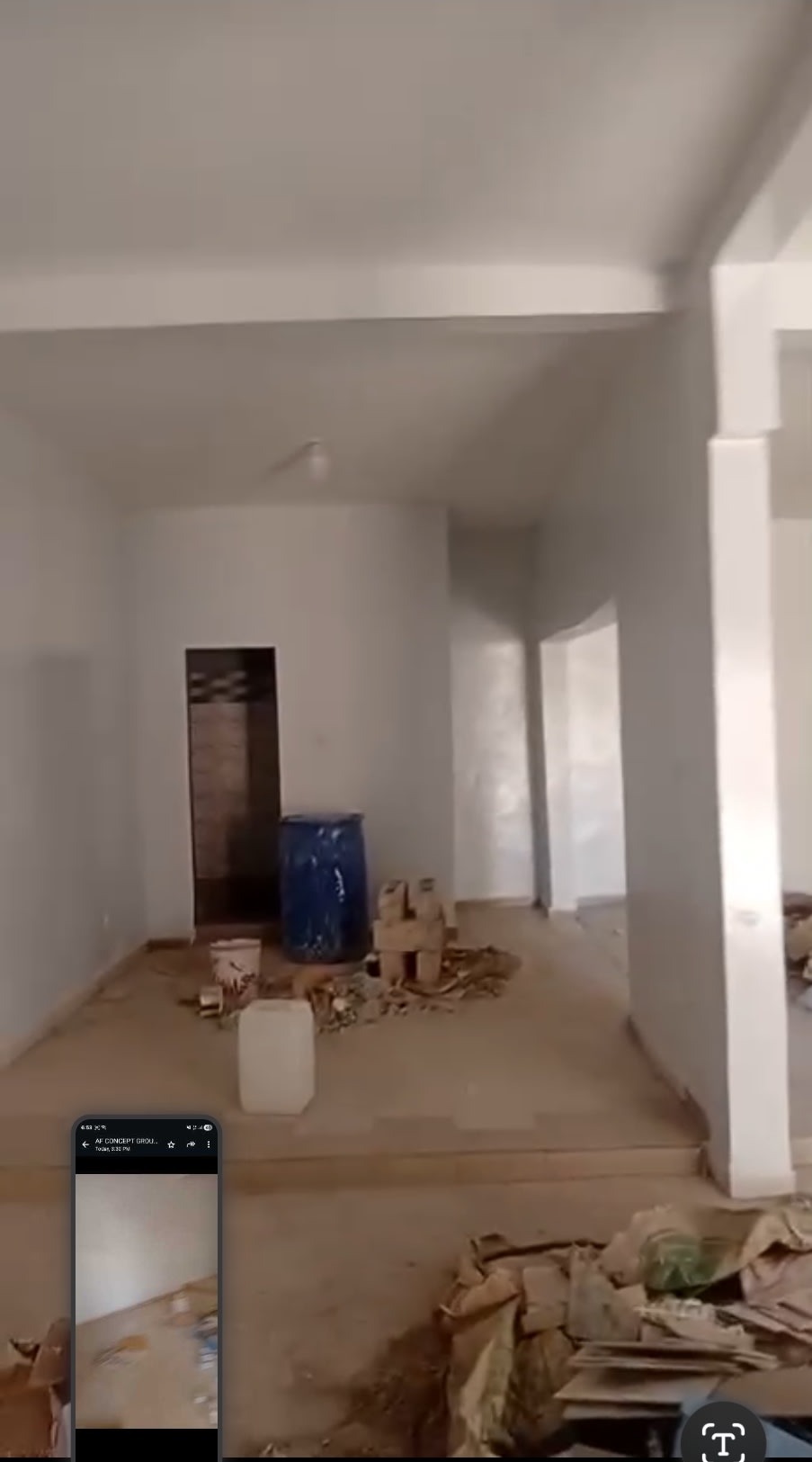 Très grand magasin avec salle de bain deux portes à louer oukam cité avion au bord du goudron