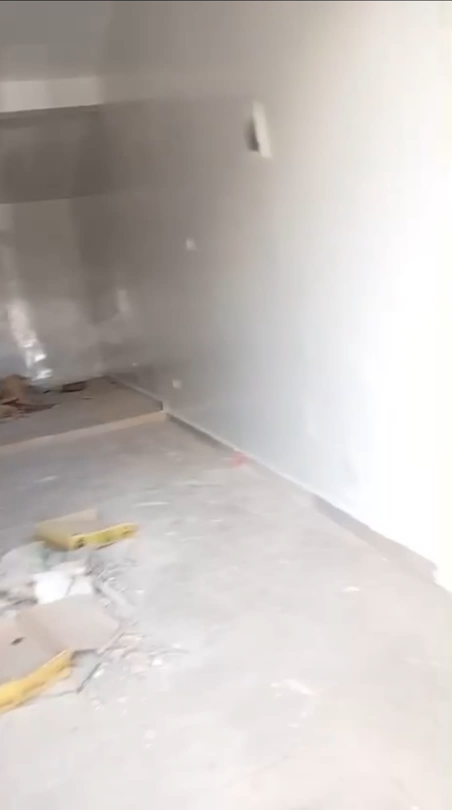 Très grand magasin avec salle de bain deux portes à louer oukam cité avion au bord du goudron — photo 2
