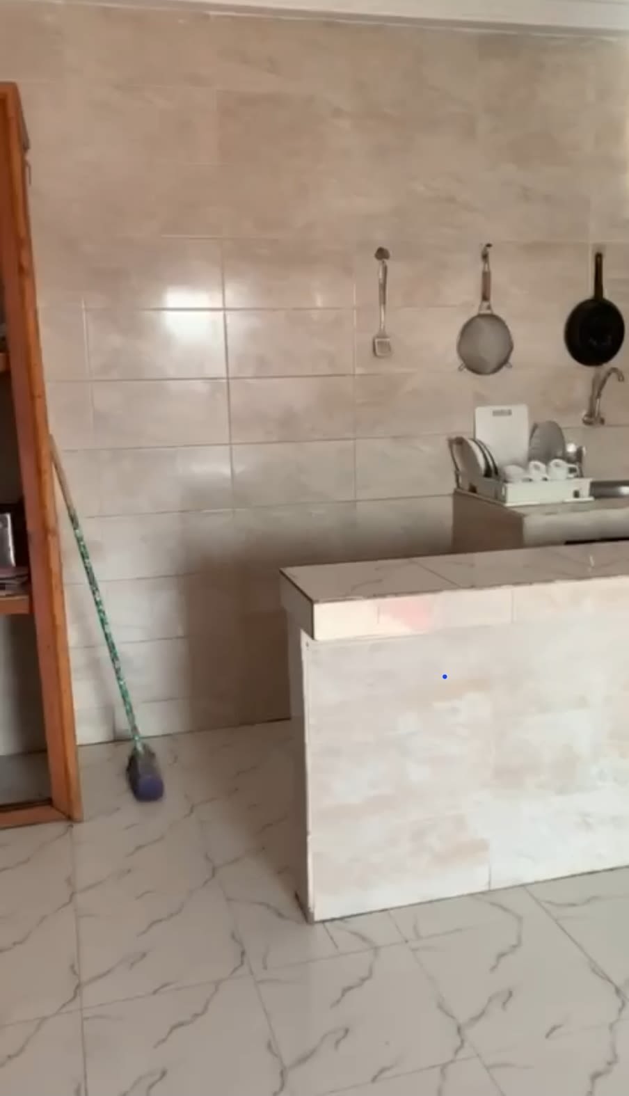 Un mini Studio américain avec balcon composé de chambres cuisine toilettes à la scat urban