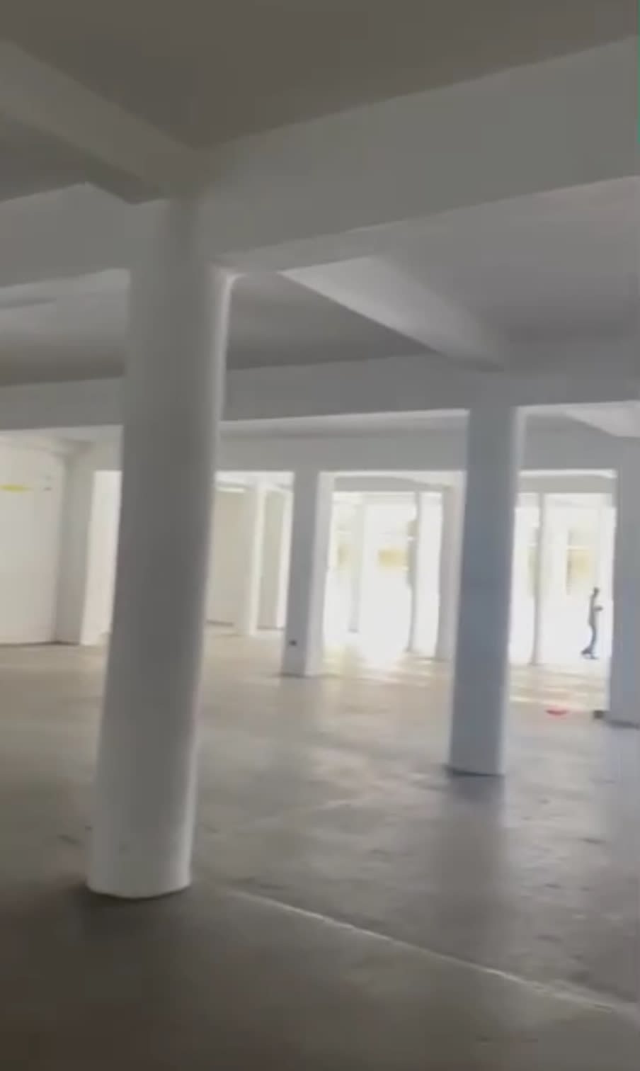 Showroom Commercial 1000m² à Louer - SCAT Urbam Bordure Route | Emplacement Premium | 3,5M FCFA/mois
