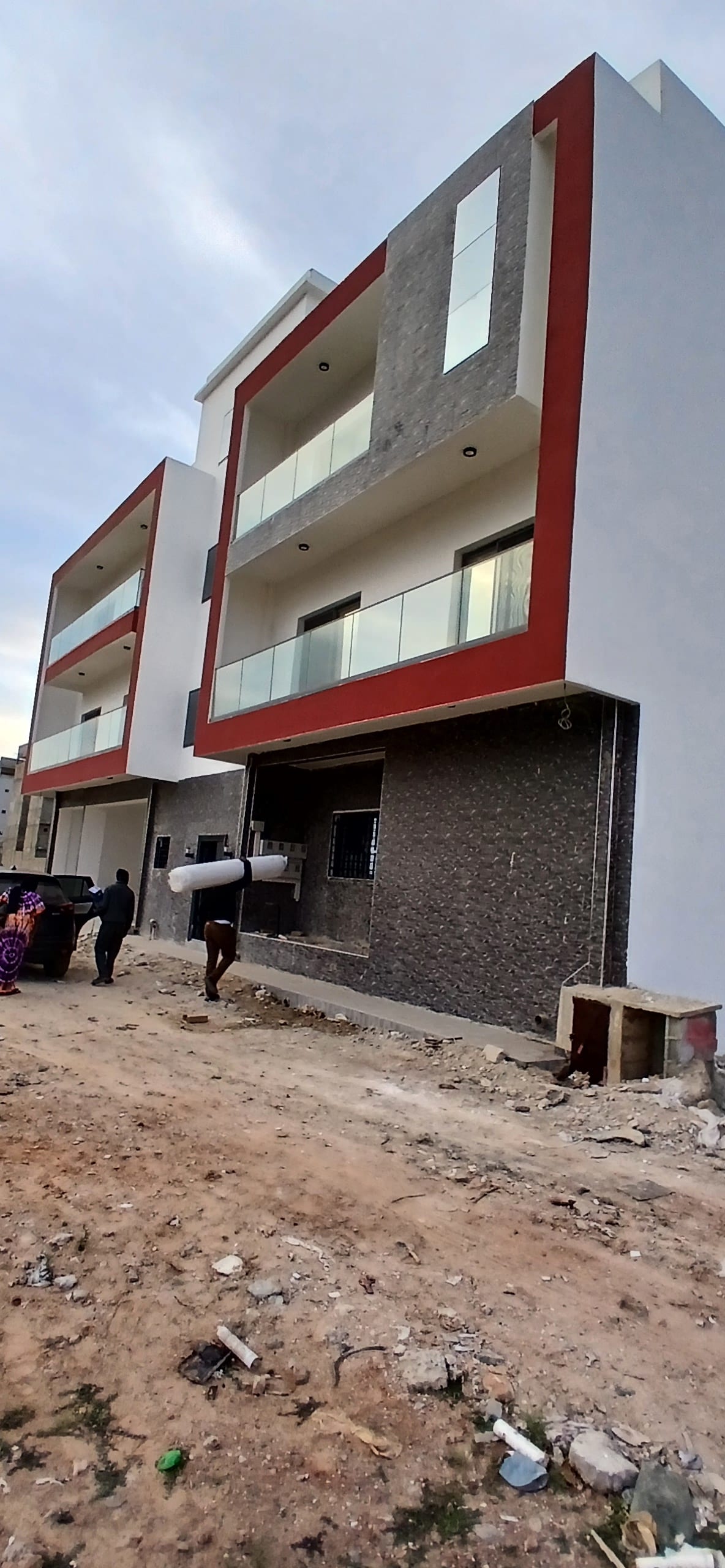 Touba Khelcom Immo vous propose à la location de beaux appartements de 3 chambres + salon, situés à Kounoune – Unité 28. Appartements spacieux, bien aérés, dans un environnement calme et accessible, idéals pour familles ou professionnels. 📍 Localisation : Kounoune, Unité 28 🏠 Composition : 3 chambres + salon 💧⚡ Confort et commodités disponibles 🔑 Disponibles immédiatement
