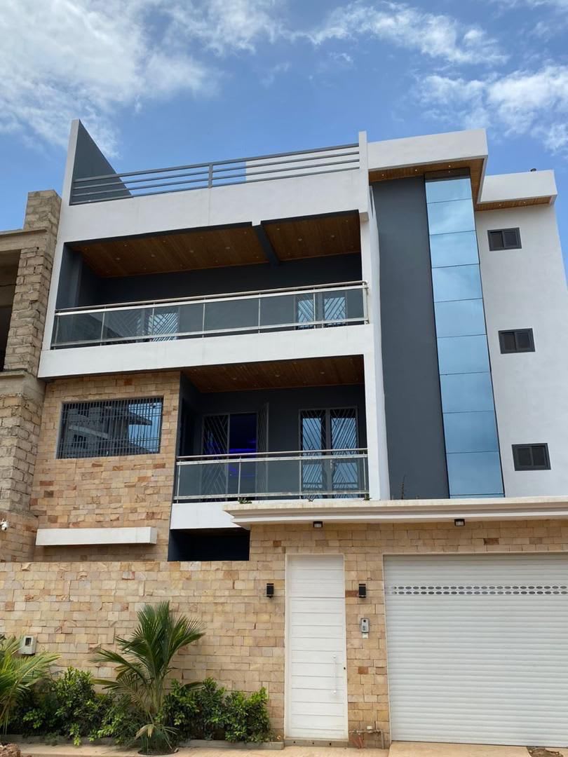Villa R+2 à Vendre Almadies - 5 Chambres avec Piscine | Derrière Philippe Morris | 600M FCFA