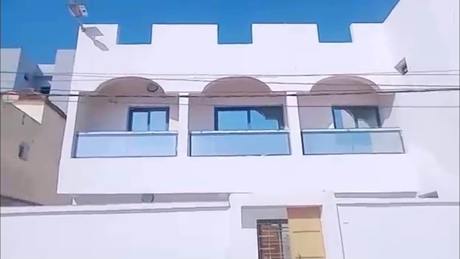 Maison R+1 à louer à Mbour 3 – 5 chambres, bien située – 350 000 FCFA