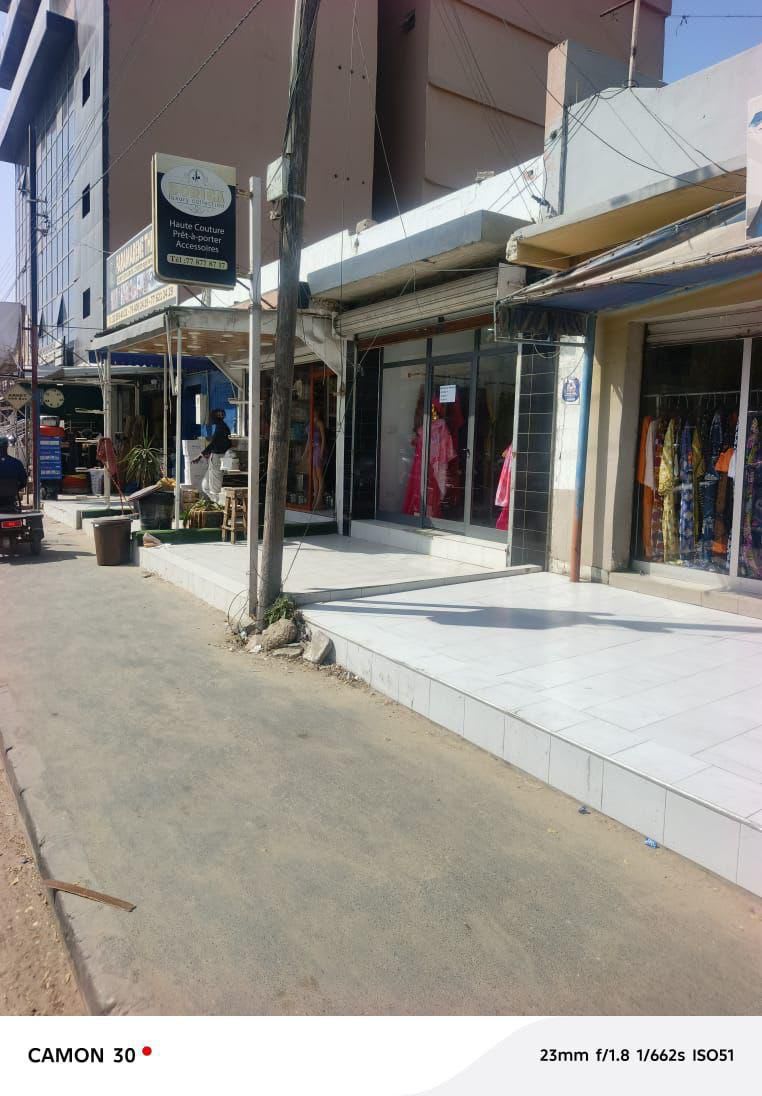 Villa Commerciale 478m² à Vendre Marché HLM - 5 Chambres + 4 Boutiques Louées | Vers Massalikoul Jinaan | Titre Foncier | 600M FCFA
