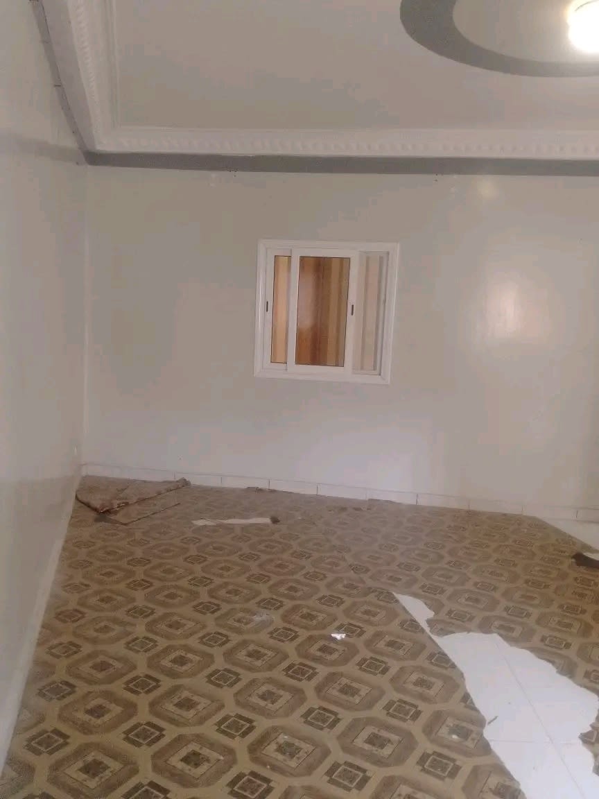 Chambre Simple à Louer Ouest Foire - Côté Rond-Point Yoff | RDC | Toilette Partagée + Cuisine | 70 000 FCFA/mois