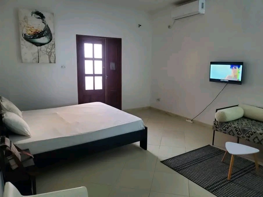 Chambre Meublée à Louer Dakar - Ouakam et Mamelles | WiFi + TV Smart + Cuisine | 15 000 FCFA/Nuitée — photo 2