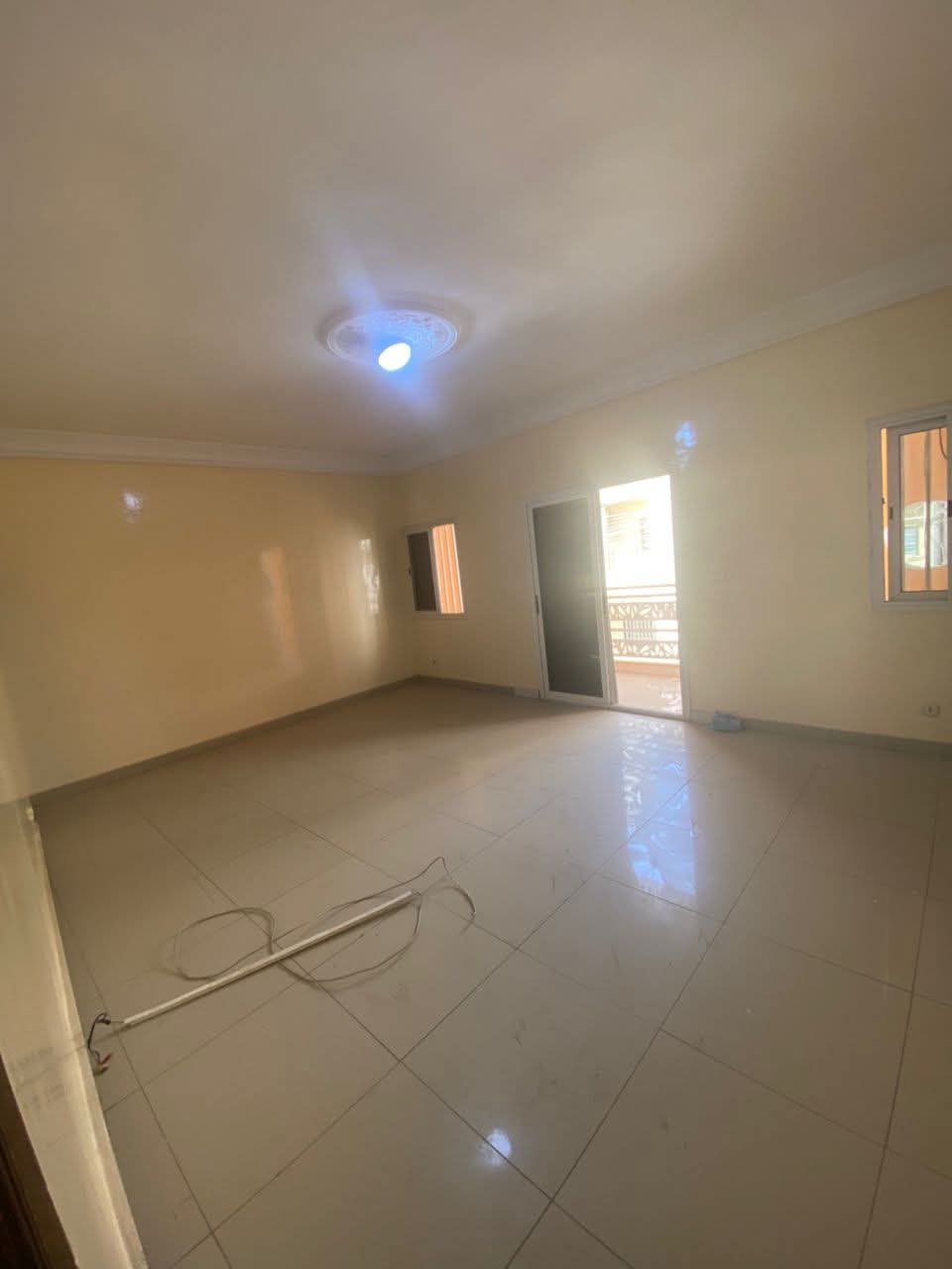 Appartement F3 à Louer Ouest Foire Rond-Point Yoff - 2 Balcons + Espace Familial | 1er Étage | 270 000 FCFA/mois — photo 3