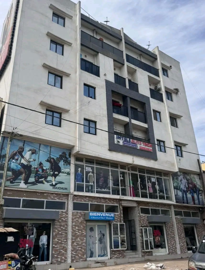 Immeuble R+5 300m² à Vendre Keur Massar - 5 Magasins + 6 F2 + 3 Studios | Revenus 3,2M/mois | 500M FCFA