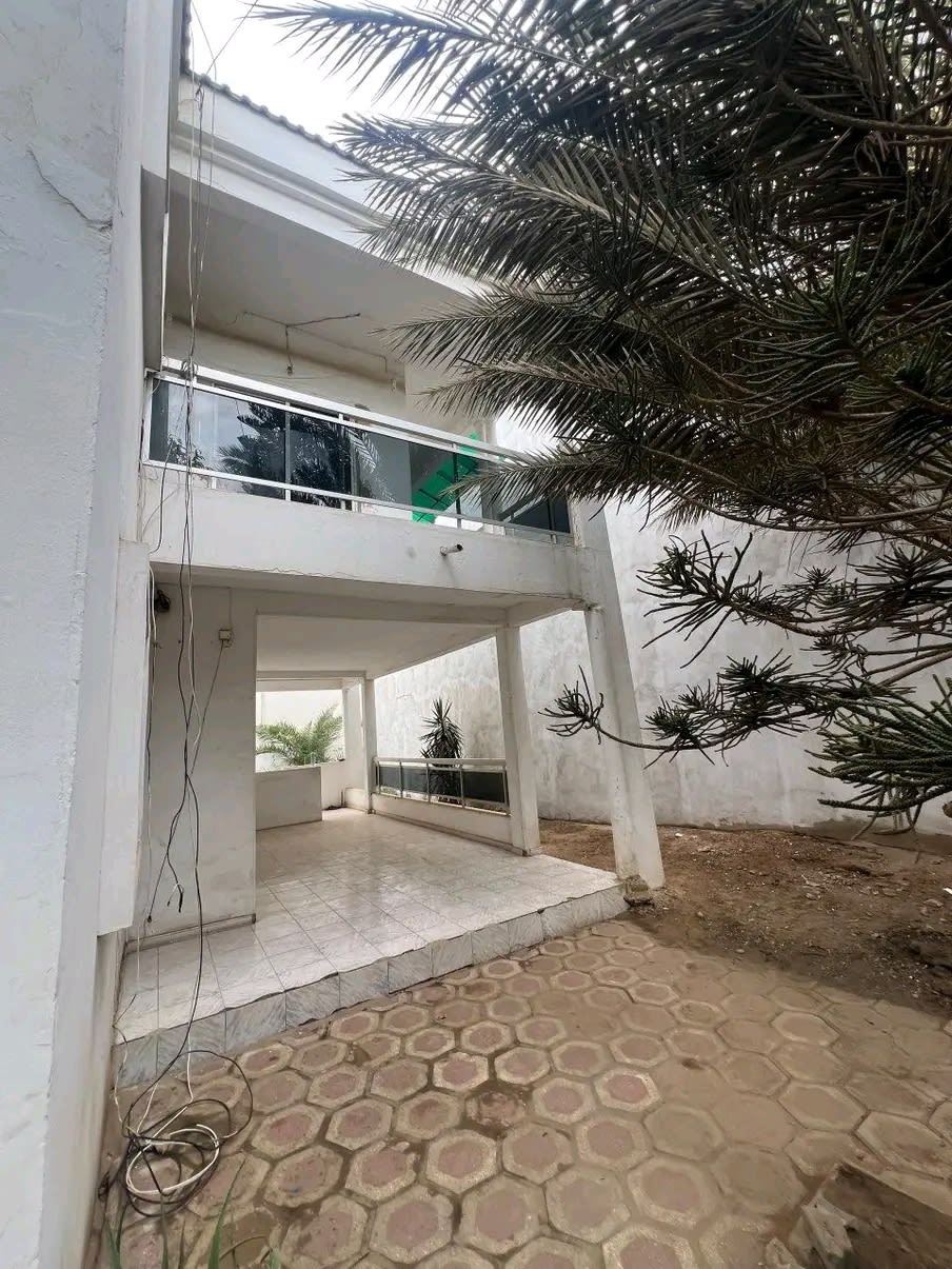 Maison 400m² à Vendre Yoff - Bordure Route Aéroport | Après Échangeur Foire | Prix Négociable 400M FCFA — photo 2