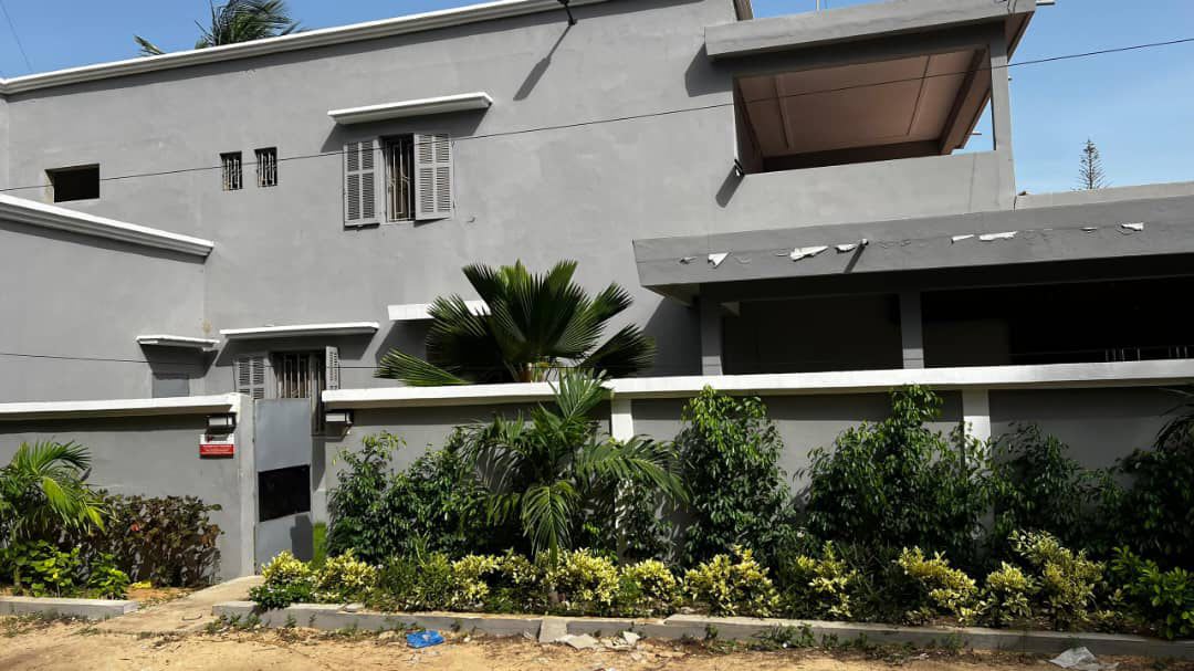 Villa R+1 638m² à Vendre Maristes - Côté Rond-Point | Titre Foncier Individuel | 450M FCFA