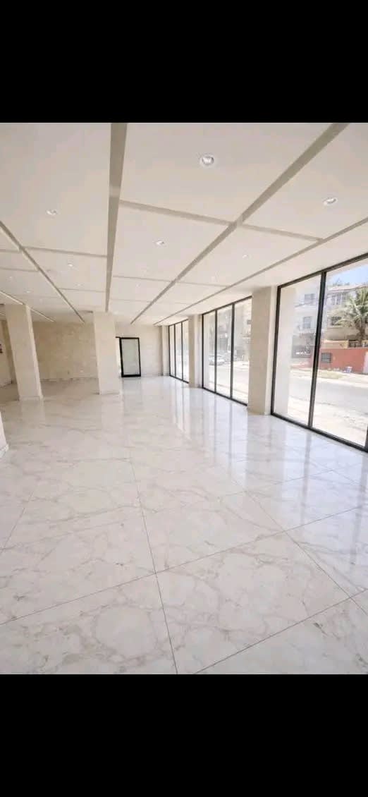 Magasin Angle 180m² à Louer Ngor Virage - Bordure Route | Excellente Visibilité | 1,5M FCFA TTC/mois