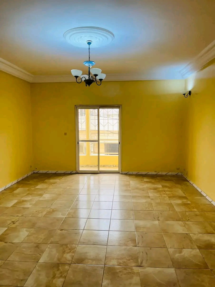 Appartement F3 à Louer Liberté 6 Extension - Côté Marché Baraka | Grand Salon + Balcon | 250 000 FCFA/mois — photo 2